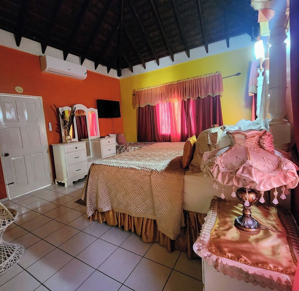 237 Bratton Ave Comfort Room, Multiple Beds, Balcony 5