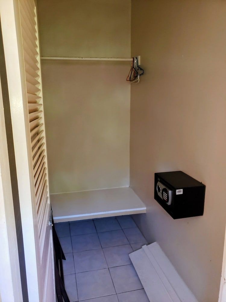 237 Bratton Ave Comfort Room, Multiple Beds, Balcony 2