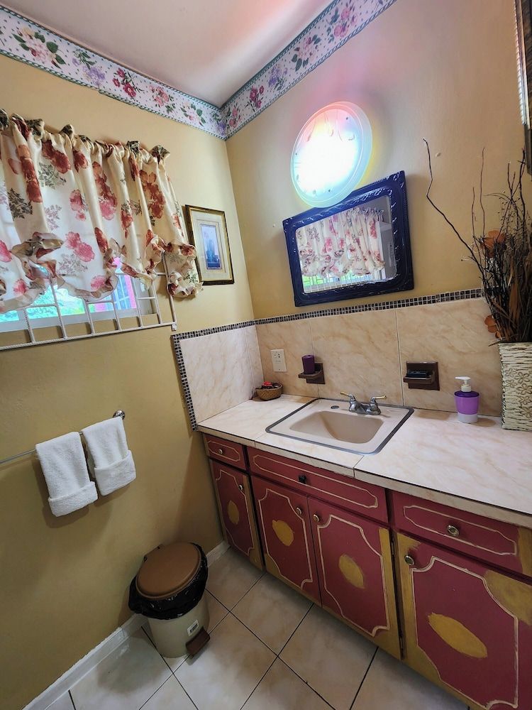 237 Bratton Ave Comfort Room, Multiple Beds, Balcony 9