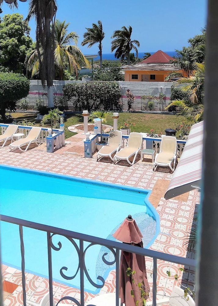 237 Bratton Ave Comfort Room, Multiple Beds, Balcony 8