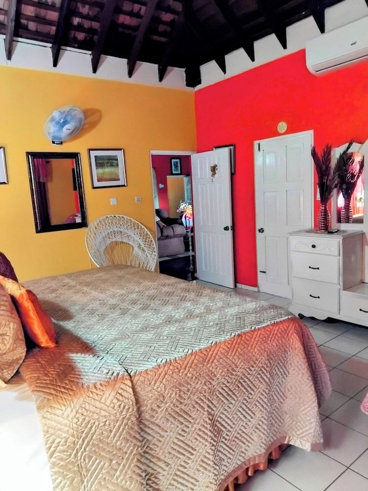 237 Bratton Ave Comfort Room, Multiple Beds, Balcony 3