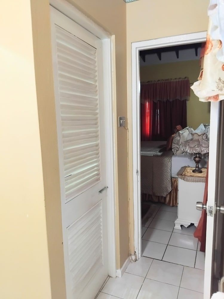 237 Bratton Ave Comfort Room, Multiple Beds, Balcony 4