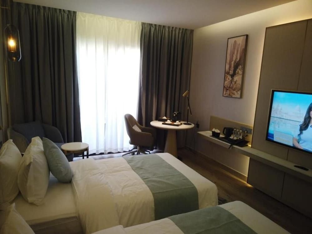 H Luxury Hotel Superior Room 5