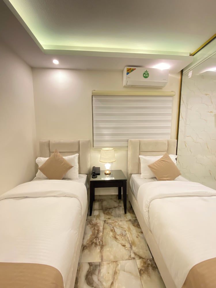 Eighth Wonders Hotel