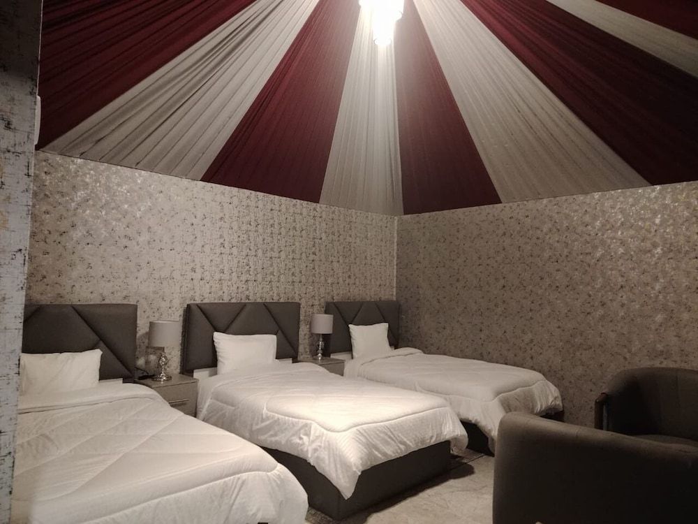 Eagle Rum Camp Panoramic Tent, Mountain View 3