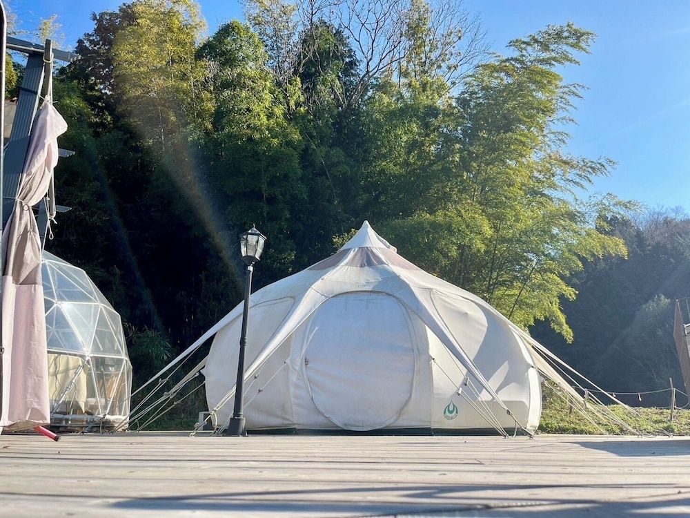 Economy Tent, Non Smoking