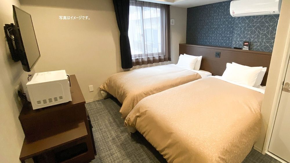 Twin Room, Smoking