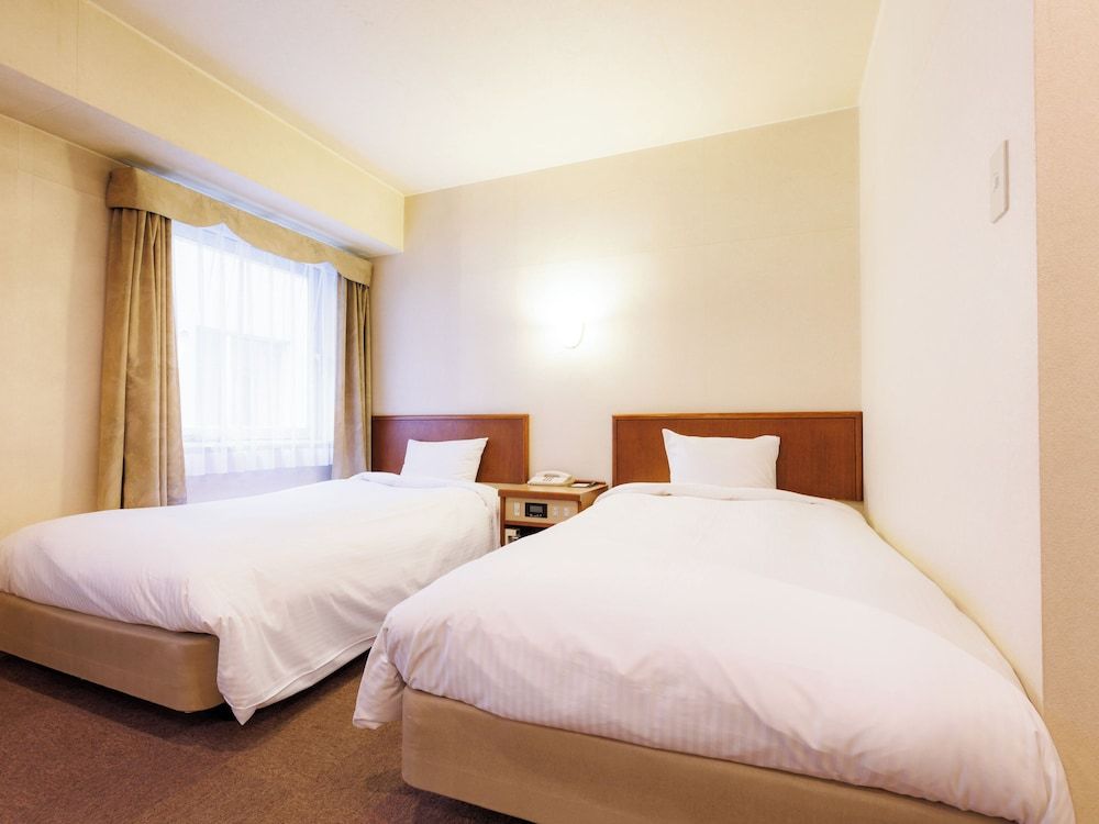 Twin Room, Smoking