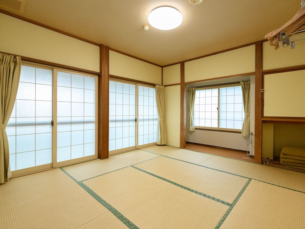 Japanese Room with Shared Washroom - Triple (Non-Smoking)