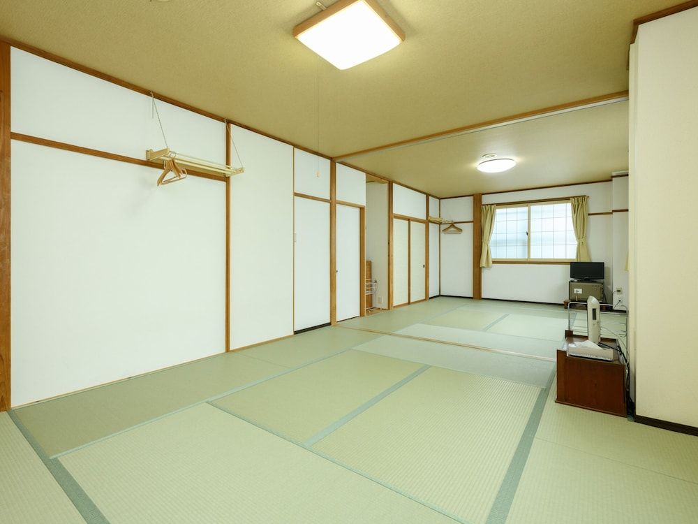 Japanese Room with Shared Washroom ( 8 pax) Non Smoking