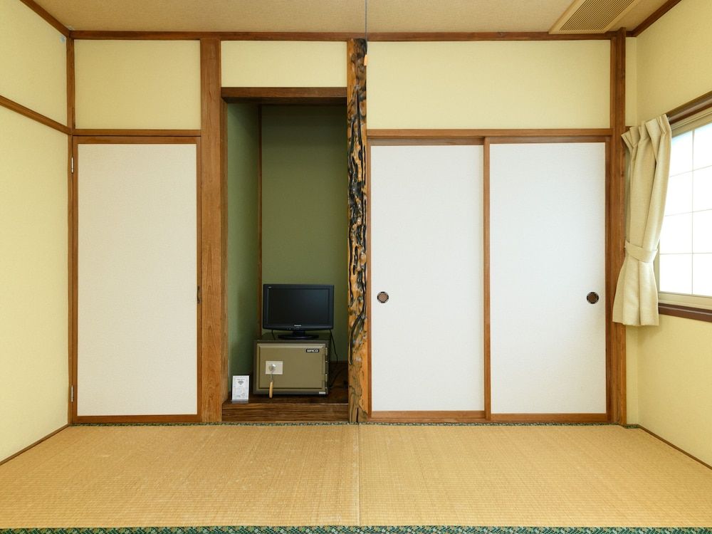 Japanese Room with Shared Washroom - Twin (Non-Smoking)