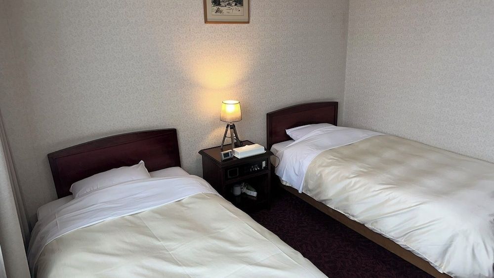 Twin Room, Smoking