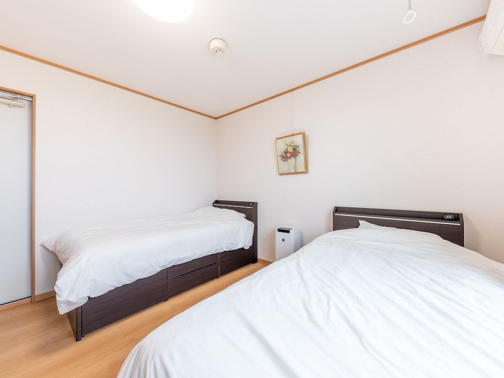 Twin Room Deluxe (Non-Smoking)