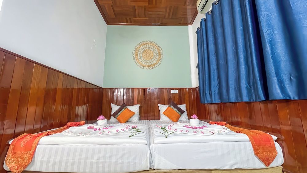 The Center Point Deluxe Twin Room 9