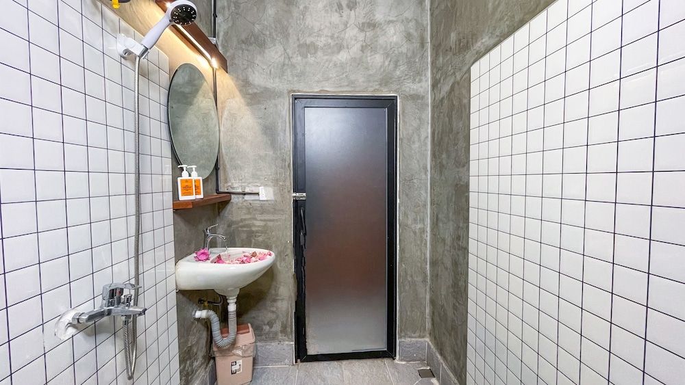 The Center Point Deluxe Twin Room 13