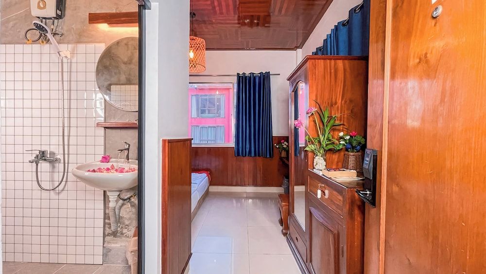 The Center Point Deluxe Twin Room 6