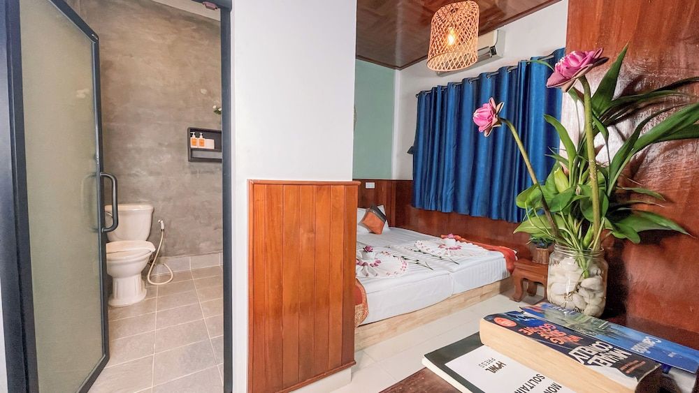 The Center Point Deluxe Twin Room 4