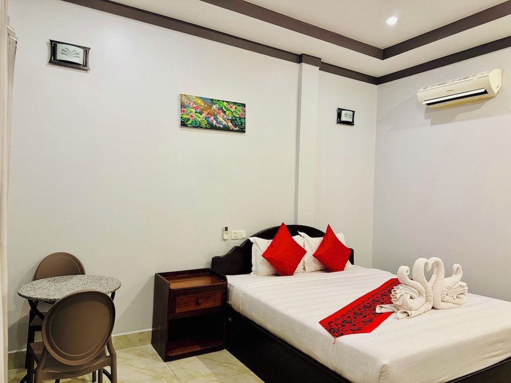 Golden Bakong Boutique Deluxe Double Room, 1 King Bed, Pool View 3