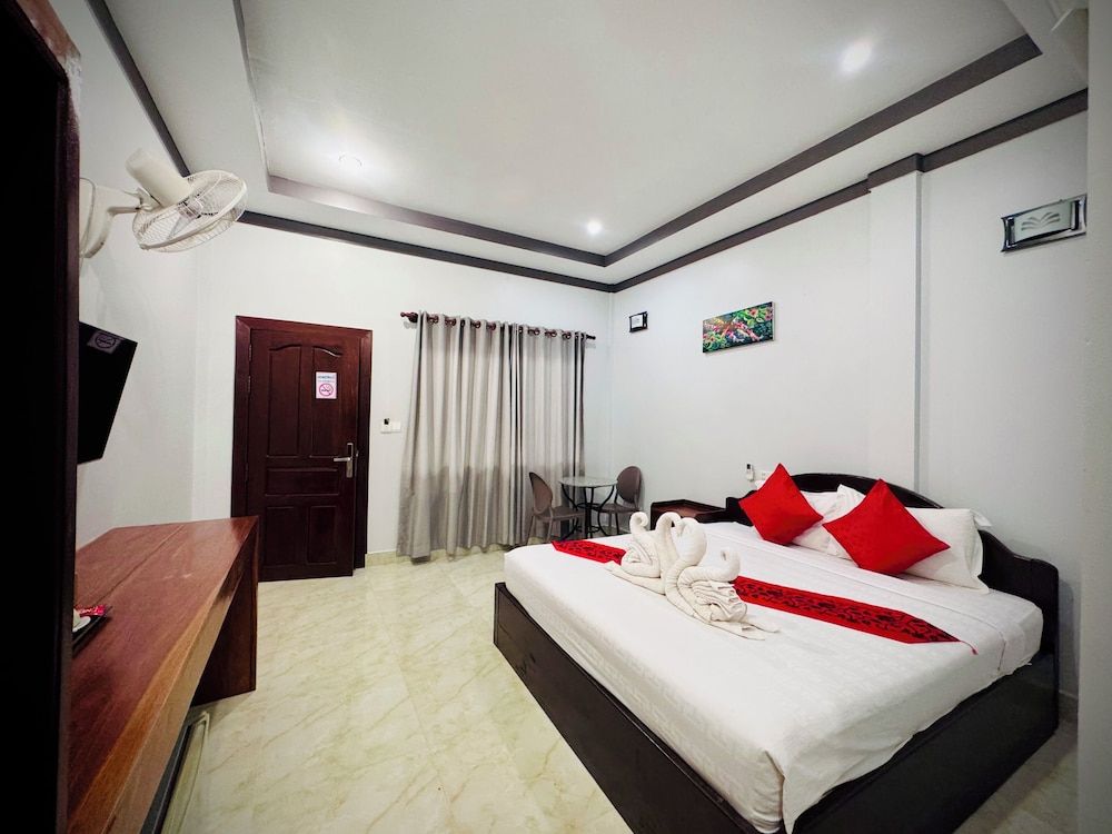 Golden Bakong Boutique Deluxe Double Room, 1 King Bed, Pool View 2