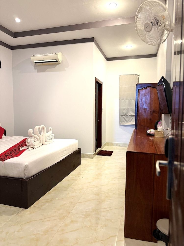 Golden Bakong Boutique Deluxe Double Room, 1 King Bed, Pool View 5
