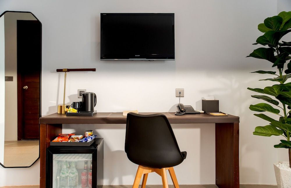 WH Hotel 310 Deluxe Double Room, City View 7