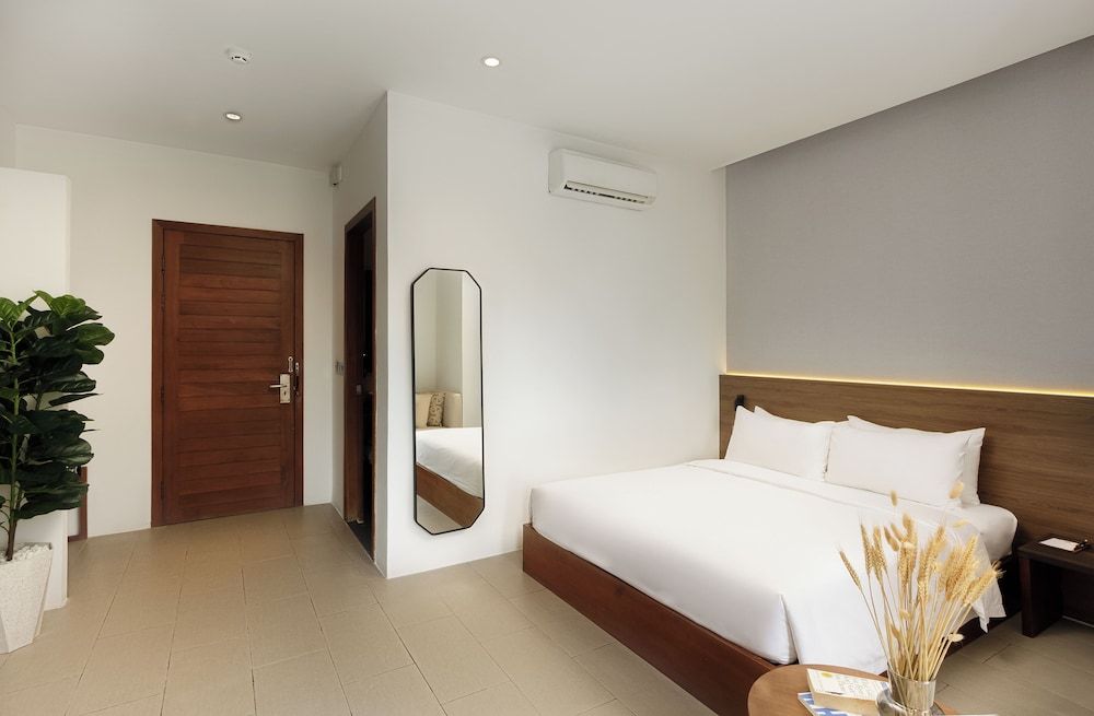 WH Hotel 310 Deluxe Double Room, City View 9