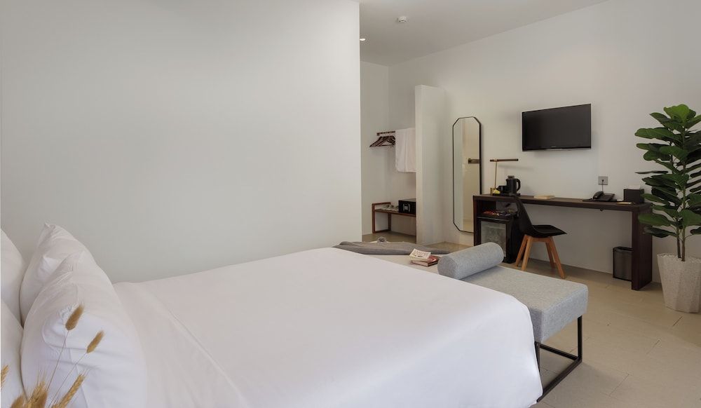 WH Hotel 310 Deluxe Double Room, City View 12