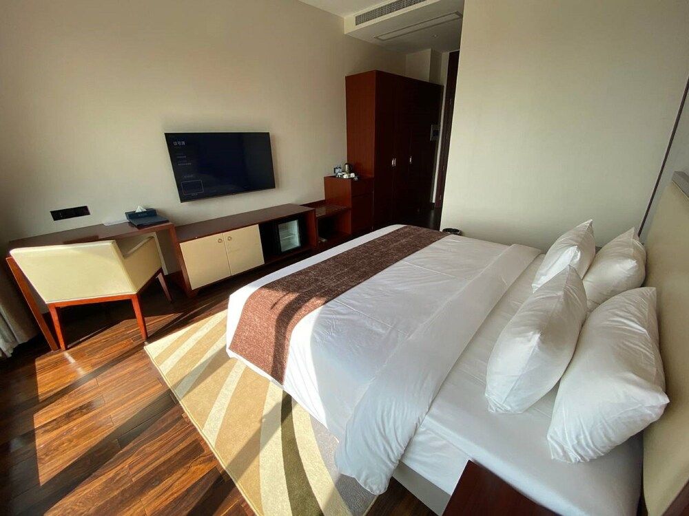 V V Hotel Battambang Deluxe Double Room, City View 4