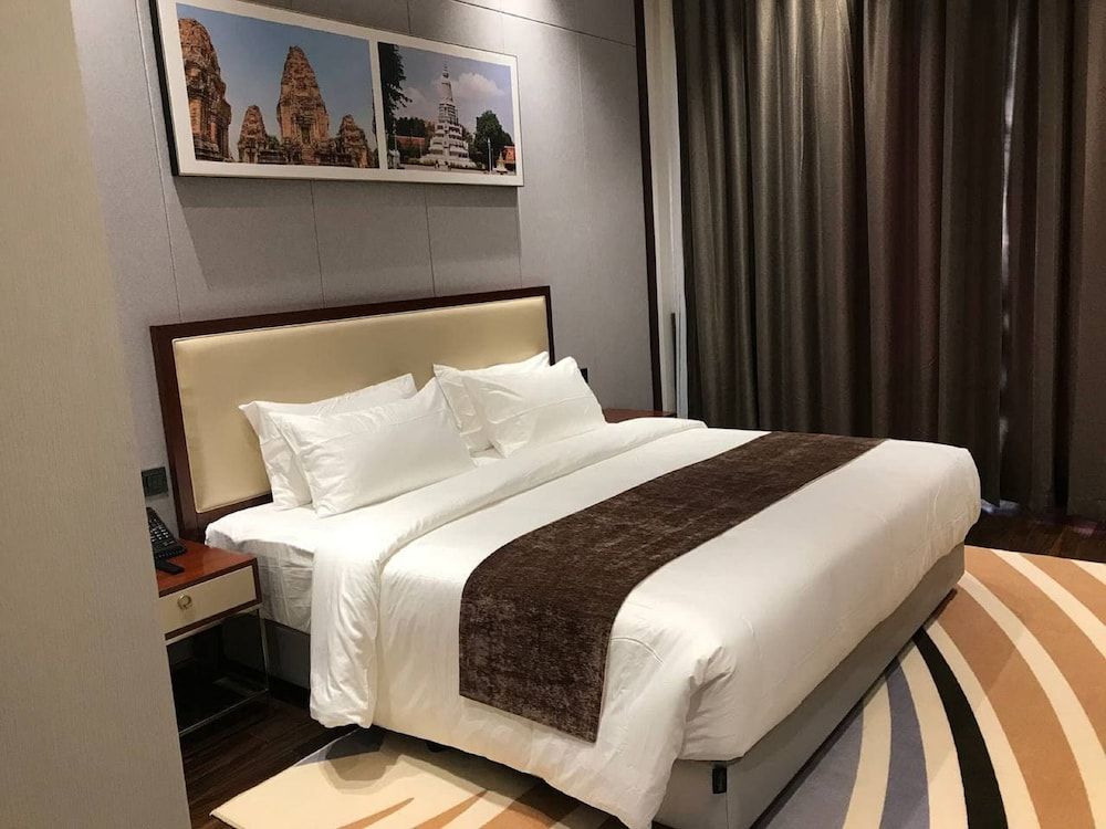 V V Hotel Battambang Deluxe Double Room, City View 3