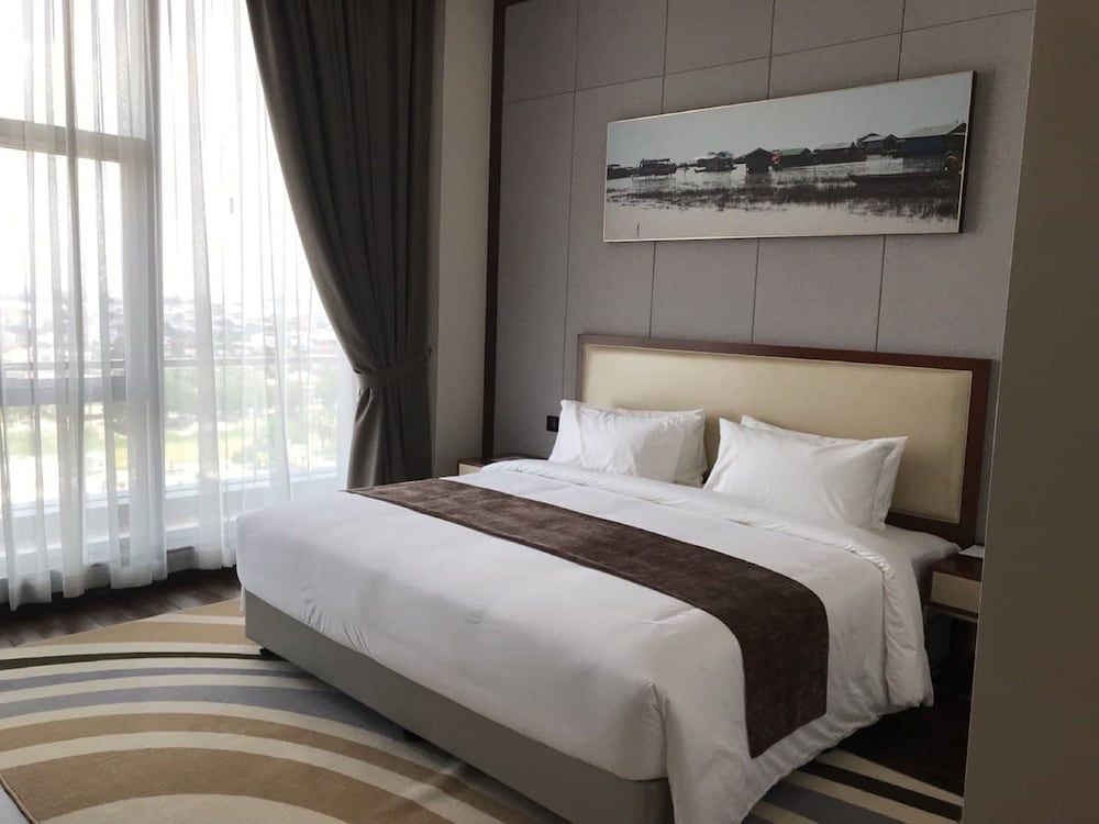 V V Hotel Battambang Deluxe Double Room, City View 2