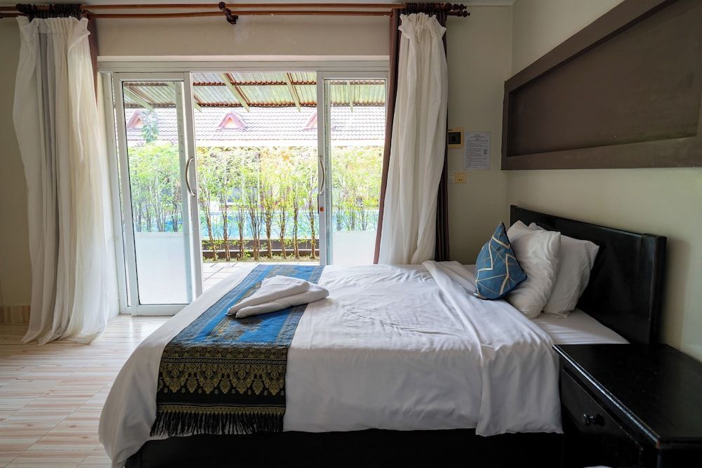 Hello Kampot Resort Standard Twin Room, 2 Double Beds, Pool View 10