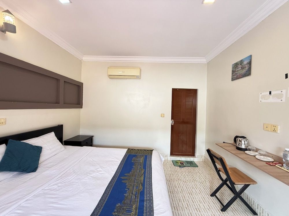 Hello Kampot Resort Standard Double Room, 1 King Bed, Pool View 3