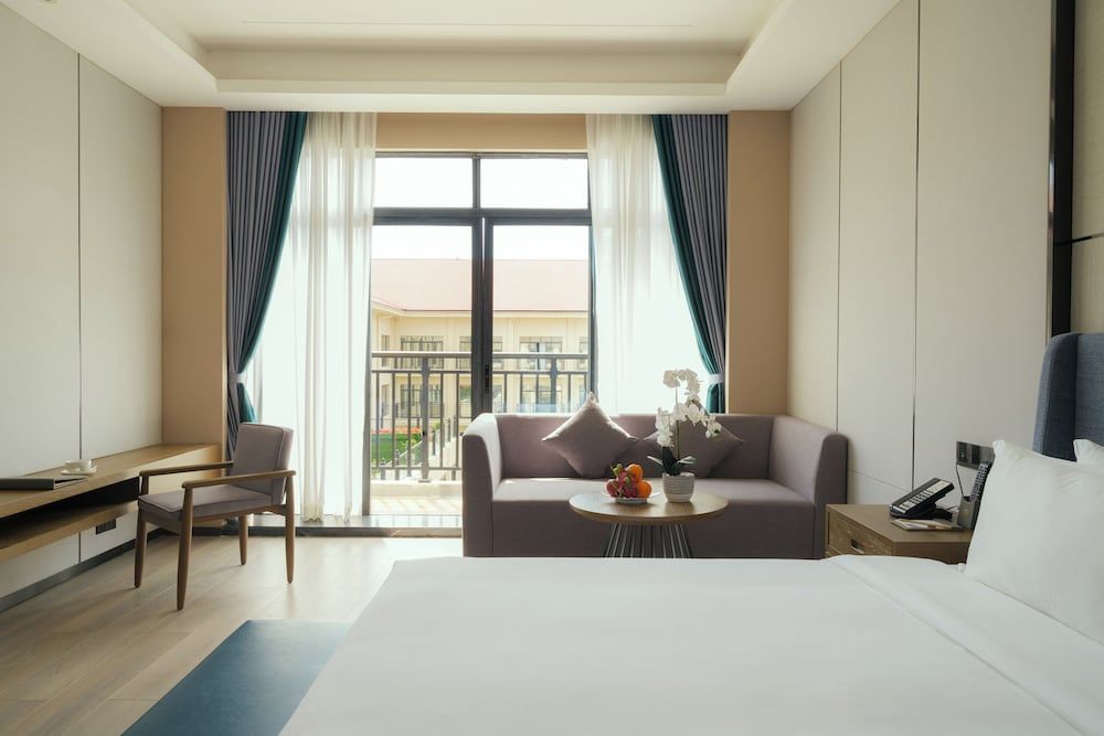 Donghu Resort Hotel Double Room, Pool View 5