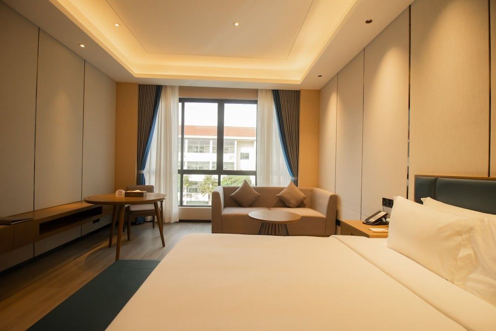 Donghu Resort Hotel Double Room, Pool View 3