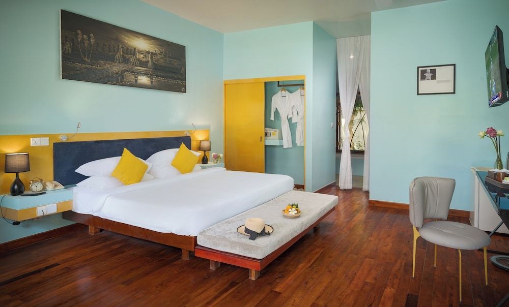 Sala Siem Reap Resort Junior Suite, 1 King Bed with Sofa bed, Bathtub, Pool View 8