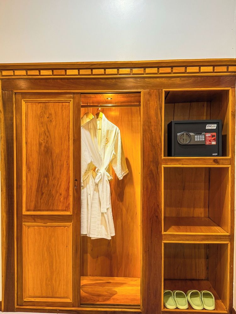 Piseth Private Villa Hotel Standard Single Room, Balcony, Pool View 3