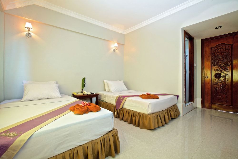 Damnak Riverside Villa Standard Twin Room, City View