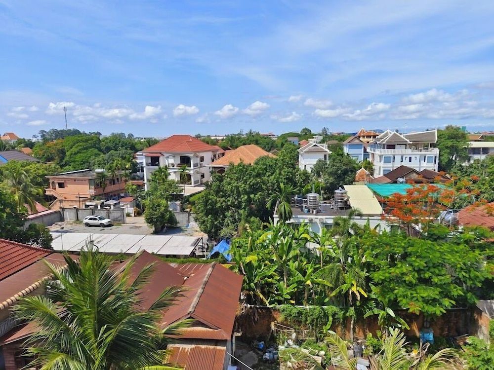 Damnak Riverside Villa Standard Twin Room, City View 8