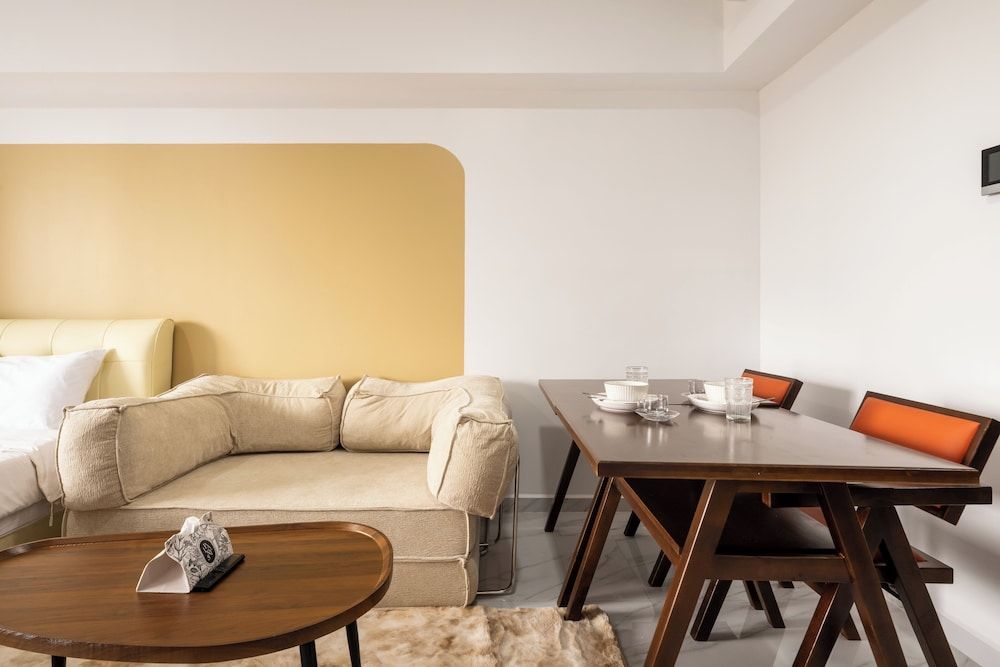 Royal Platinum Condo by Soben Homes Comfort Studio 18