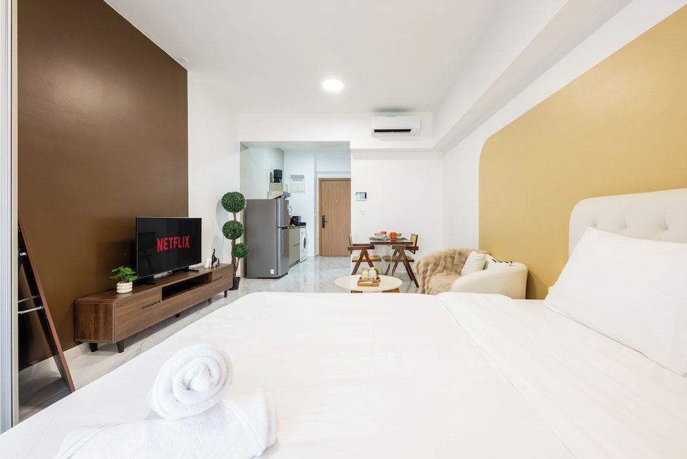 Royal Platinum Condo by Soben Homes Comfort Studio 5