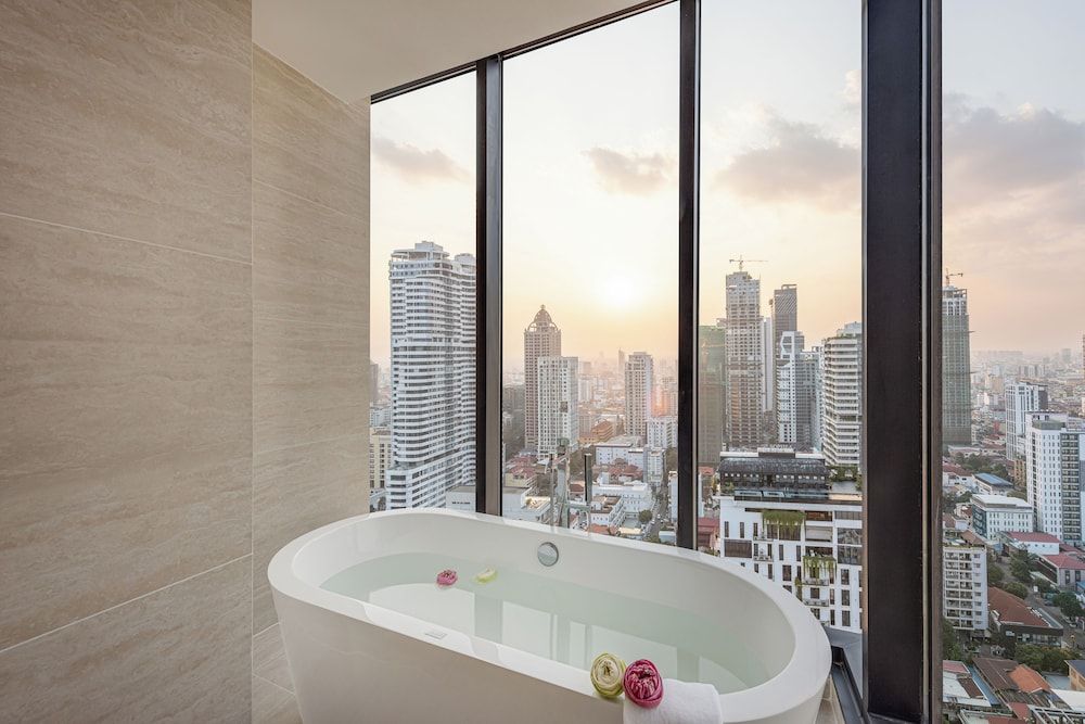 Deep Soaking Bathtub