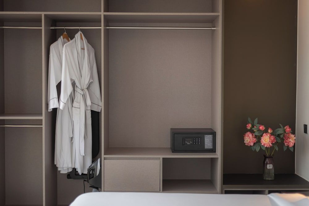 Grand Mansion One Bedroom Apartment 10