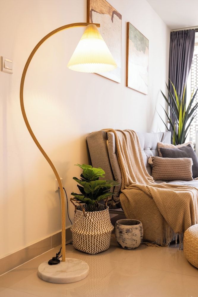 Skyline Serenity 1Bedroom-The Peak Comfort Apartment, Balcony, Lake View 5