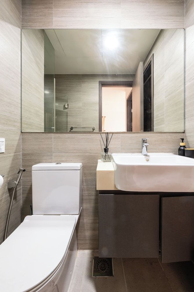 Skyline Serenity 1Bedroom-The Peak Comfort Apartment, Balcony, Lake View 33