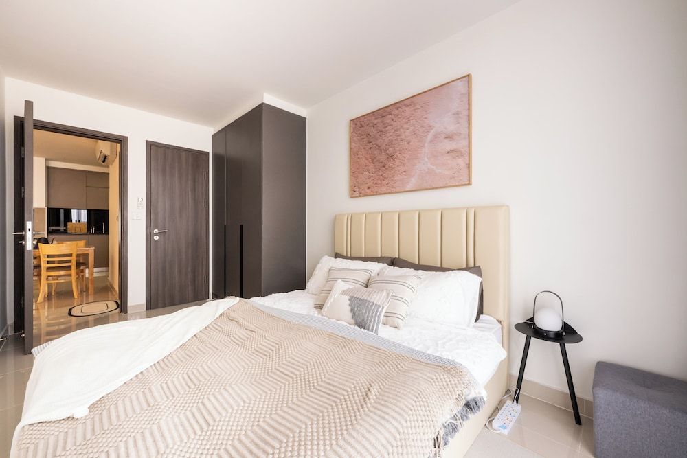 Skyline Serenity 1Bedroom-The Peak Comfort Apartment, Balcony, Lake View 11