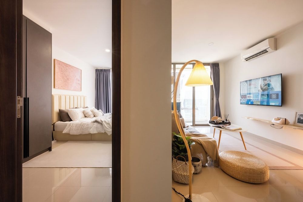 Skyline Serenity 1Bedroom-The Peak Comfort Apartment, Balcony, Lake View 13