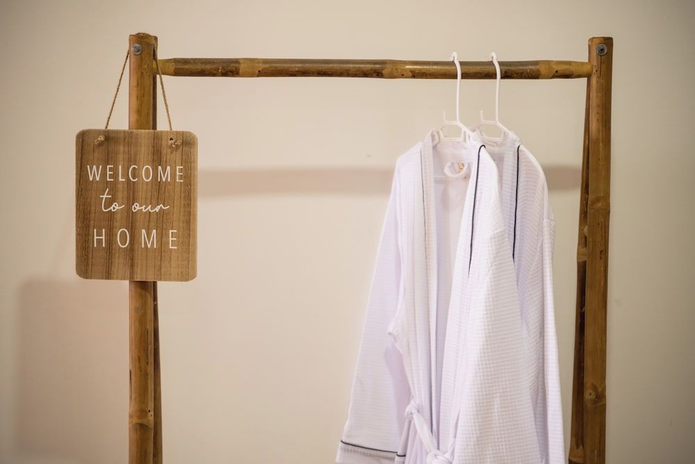 Skyline Serenity 1Bedroom-The Peak Comfort Apartment, Balcony, Lake View 3