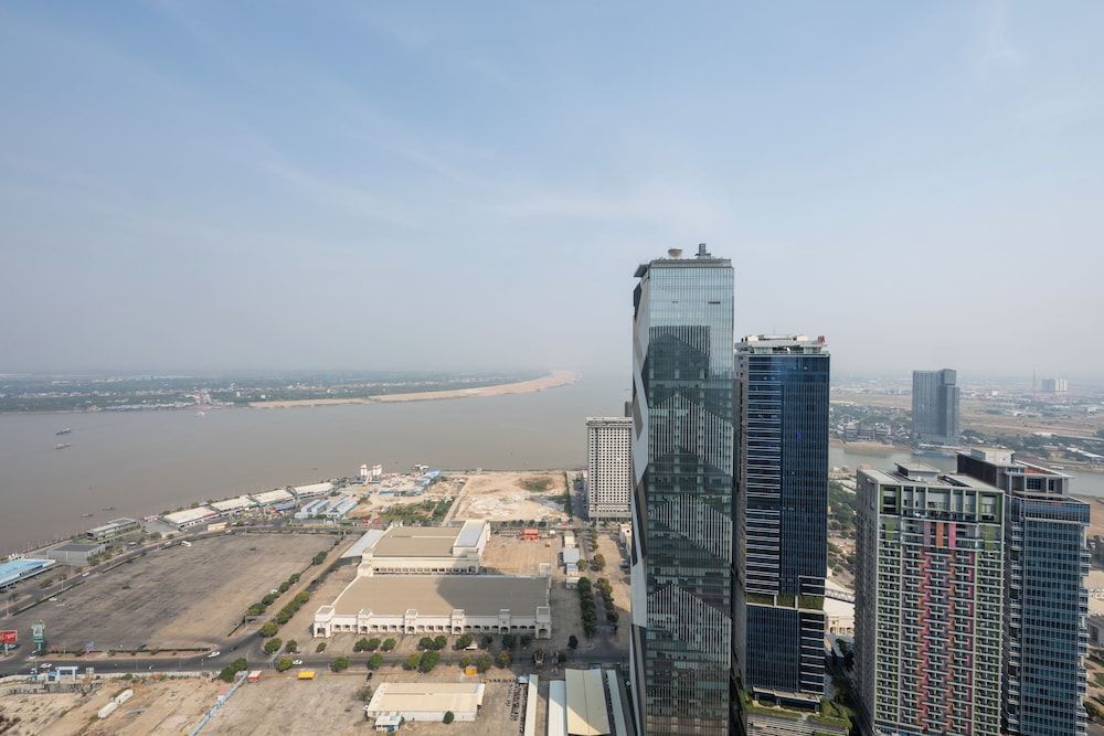 Skyline Serenity 1Bedroom-The Peak Comfort Apartment, Balcony, Lake View 28