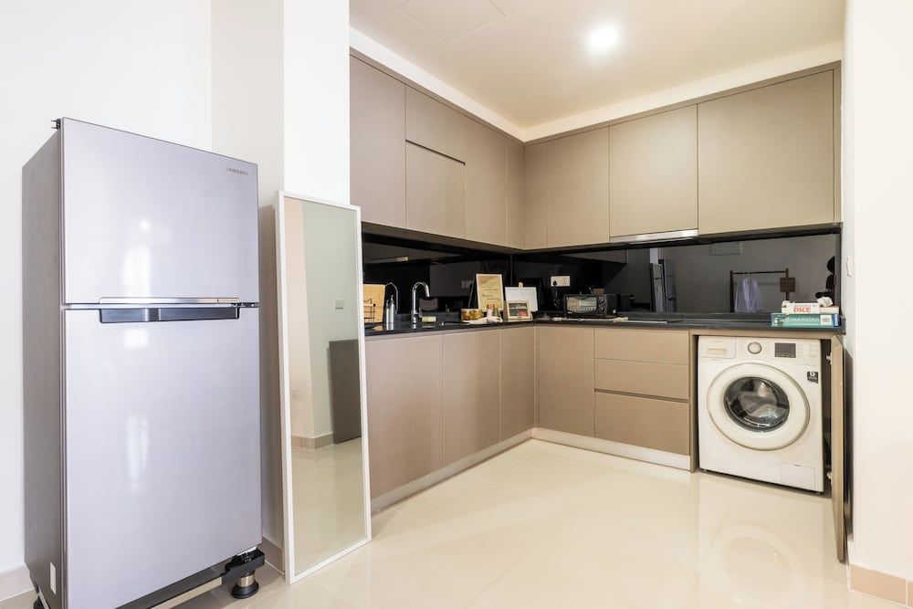 Skyline Serenity 1Bedroom-The Peak Comfort Apartment, Balcony, Lake View 17