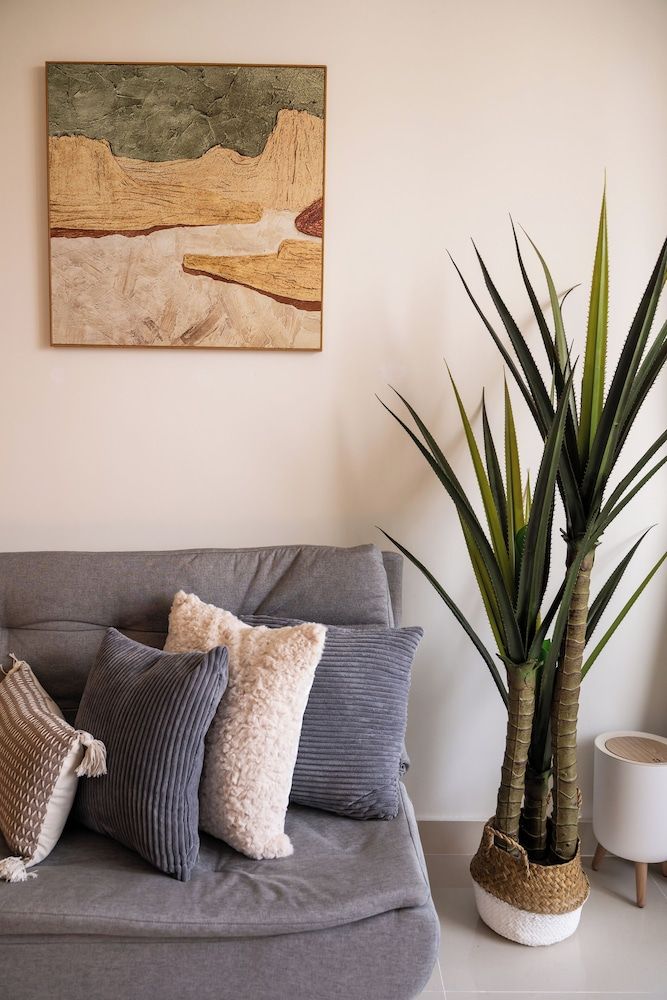 Skyline Serenity 1Bedroom-The Peak Comfort Apartment, Balcony, Lake View 9